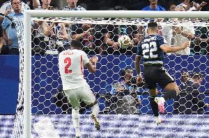 阿根廷2-1反超英格兰!劳塔罗第92分钟替补破门,梅西再送助攻!