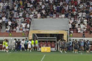 中甲陕西联合vs深圳青年人开球已延迟超40分钟,目前双方球员退场