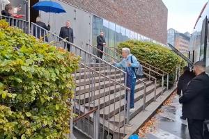 记录报:热苏斯和维蒂尼亚冒雨与球迷合影签名 球队将前往波尔图